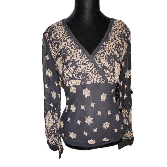 Vintage y2k black bellsleeved vneck top - Picture 2 of 4